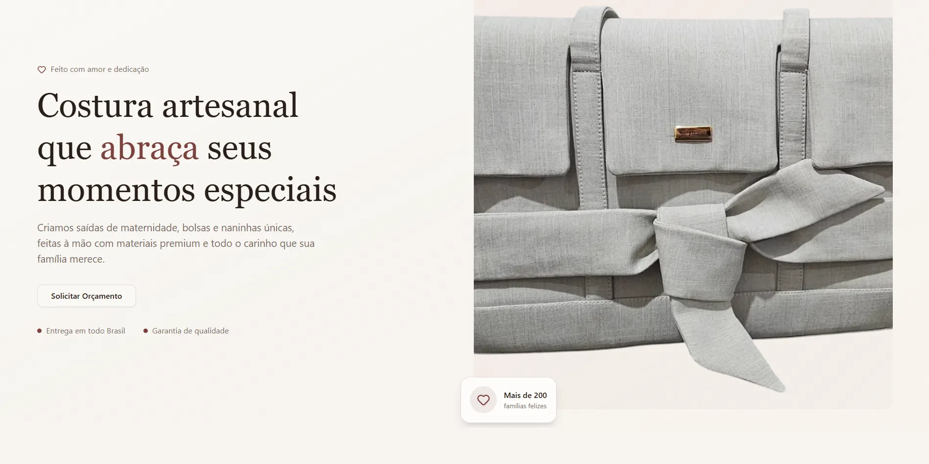 Página inicial da Sir Medeiros, com o título sobre costura artesanal e a foto de uma bolsa de tecido cinza